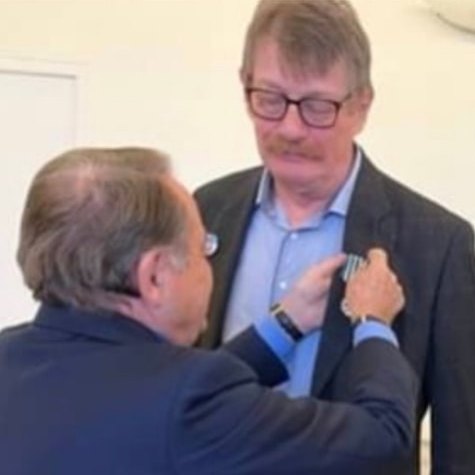 Andre Laignel remet la médaille de Chevalier des Arts et des Lettres à Gérard Sadois