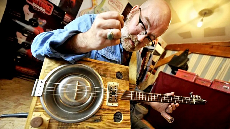 Philippe Kerouault et sa guitare Cigar Box